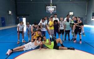 Une première édition du summer camp réussi !
Un super groupe plein de motivation (malgré la chaleur) et une super cohésion.
C’était vraiment plaisant d’organiser et d’animer ce stage tout au long de la semaine !
A très vite pour la deuxième édition..
En attendant bonnes vacances à tous ☀️, on se retrouve début septembre 🏀